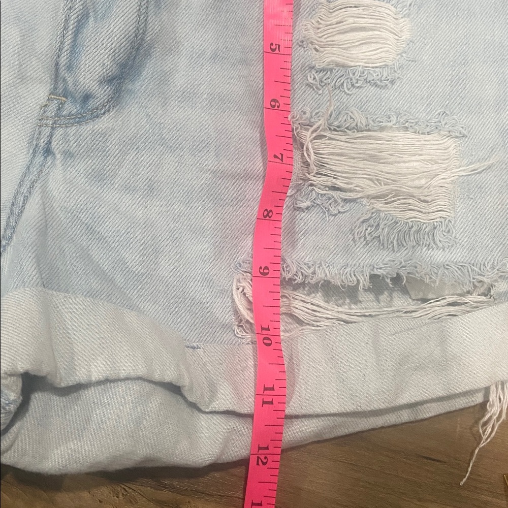 100% cotton Hollister Light Wash Jean Shorts - Picture 5 of 7